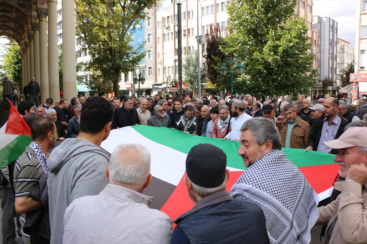 Eskişehir'de "Nehirden Denize Özgür Filistin" temalı destek yürüyüşü gerçekleştirildi.