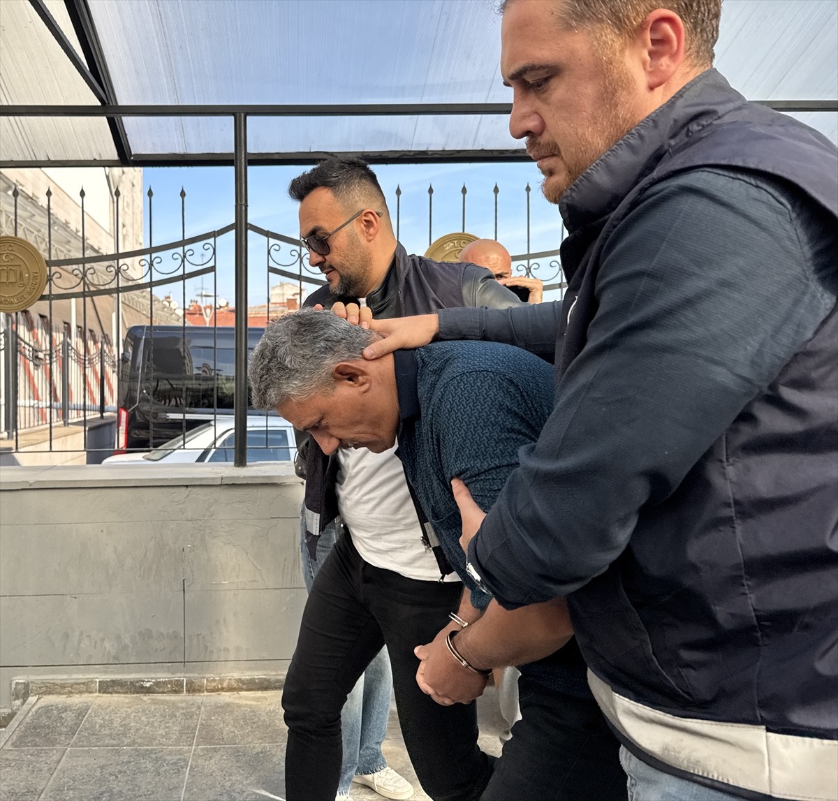 Eskişehir'in Odunpazarı ilçesindeki bir markette 5 yaşındaki çocuğunu darbettiği gerekçesiyle...