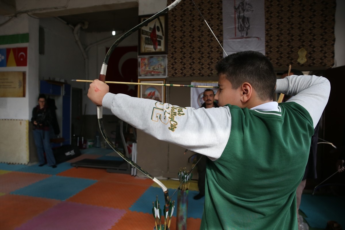 Eskişehir'in Sivrihisar ilçesinde yaşayan 63 yaşındaki Ercan Kara, 4 yıl önce katıldığı kursta...