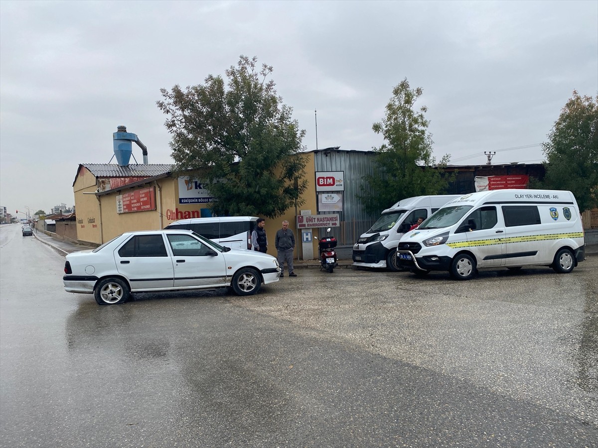 Eskişehir'in Tepebaşı ilçesinde, anahtarı üzerinde unutulan otomobili çalan şüpheli, polis...