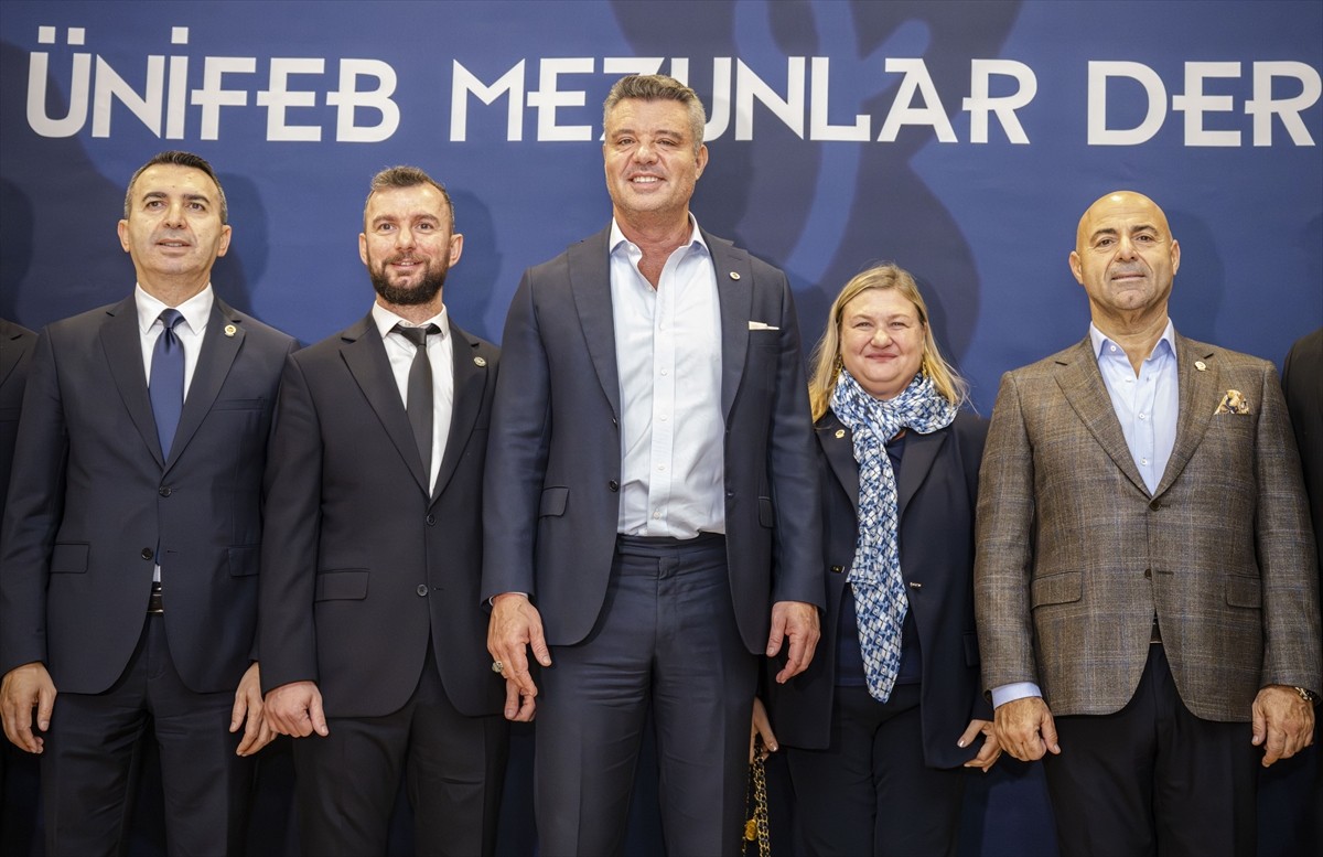 Fenerbahçe Kulübü Başkanı Sadettin Saran, Kadıköy'deki bir AVM'de gerçekleştirilen Ünifeb Mezunlar...