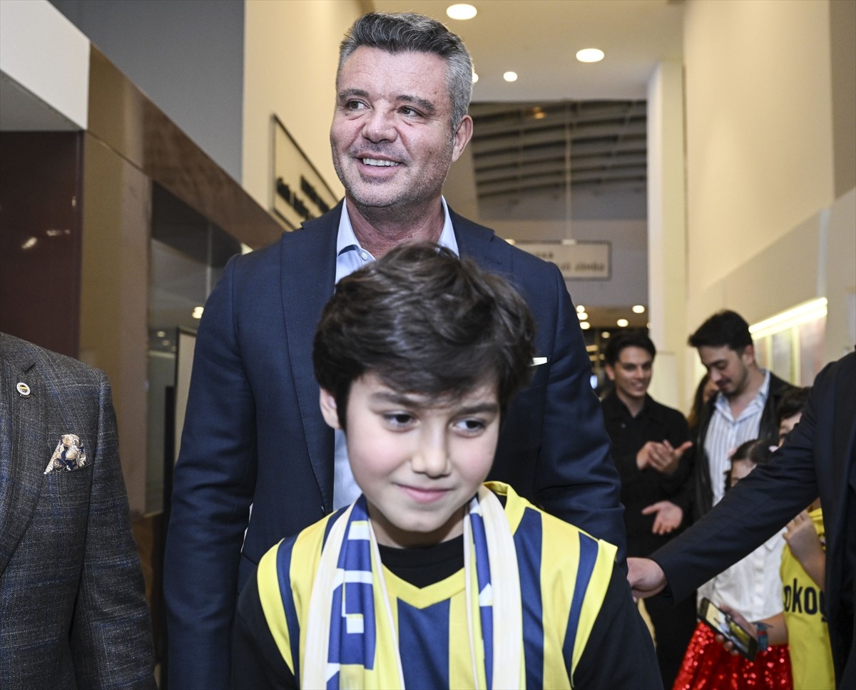 Fenerbahçe Kulübü Başkanı Sadettin Saran, Kadıköy'deki bir AVM'de gerçekleştirilen Ünifeb Mezunlar...