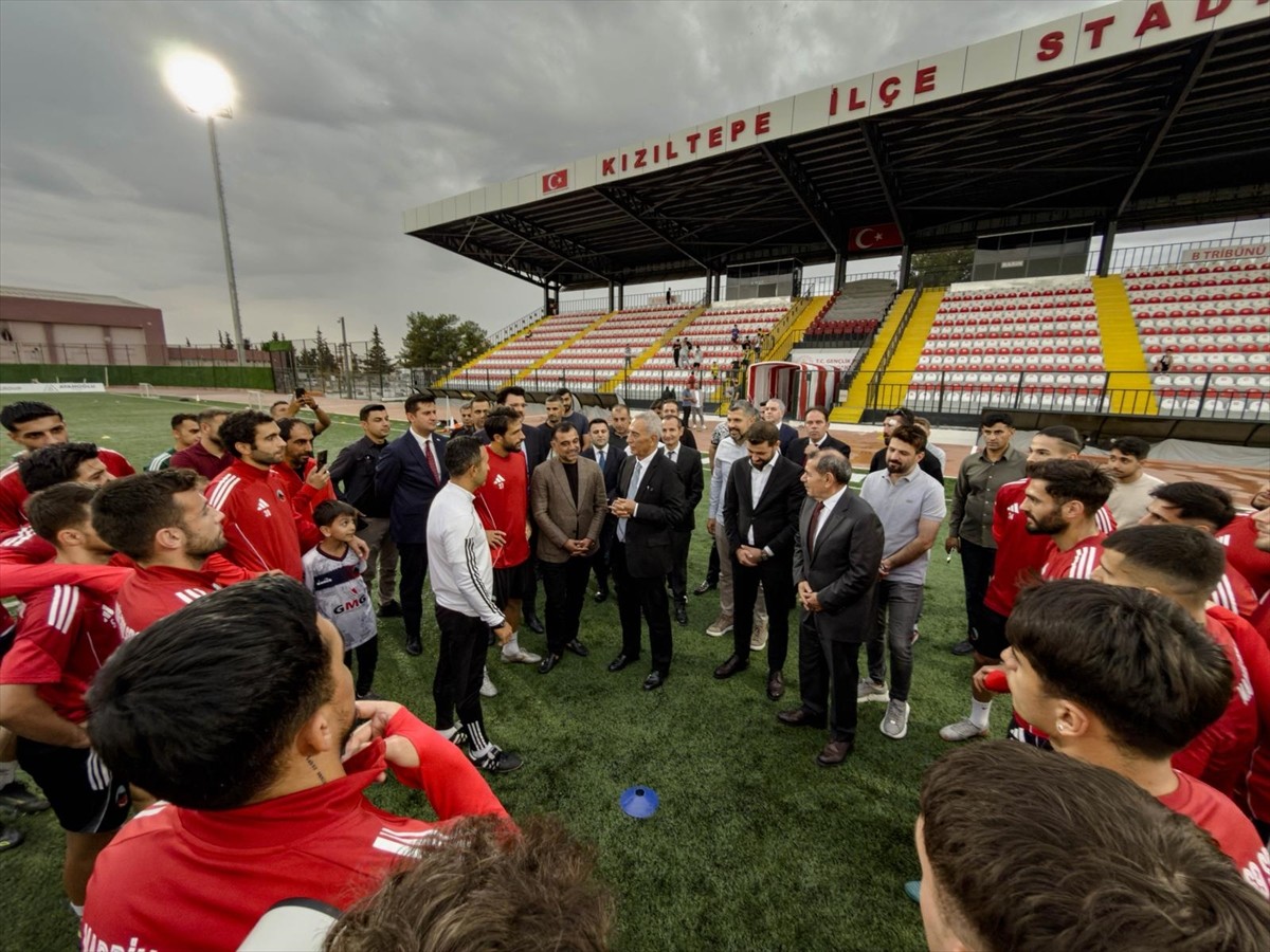 Galatasaray Kulübü Başkanı Dursun Özbek, Mardin 1969 Spor'u antrenman yaptığı statta ziyaret...