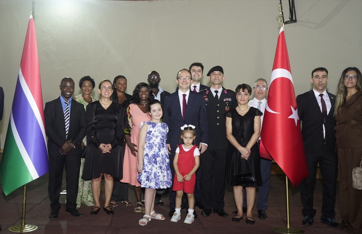 Gambiya'nın başkenti Banjul'da Cumhuriyet'in kuruluşunun 102. yılı dolayısıyla resepsiyon...