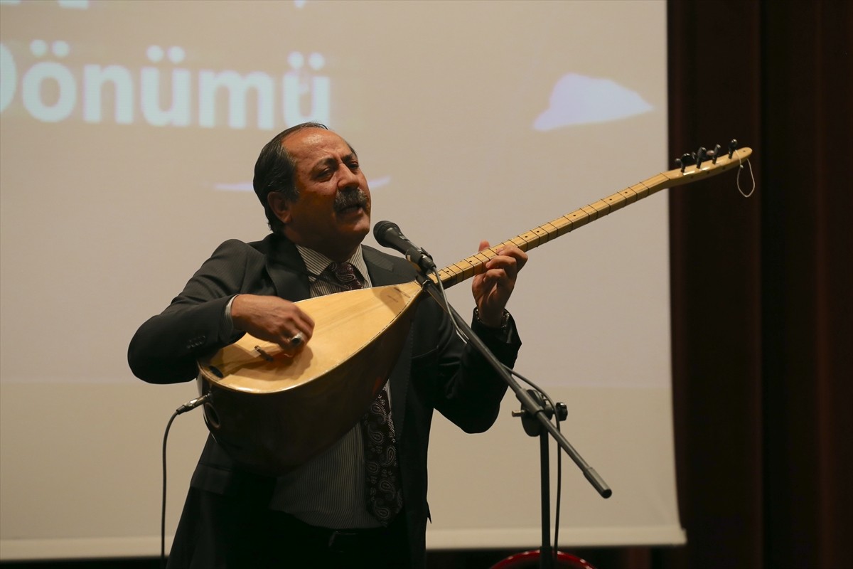 Gazi Mustafa Kemal Atatürk'ün Kars'a gelişinin 101. yılı törenlerle kutlandı. Valilik binası...