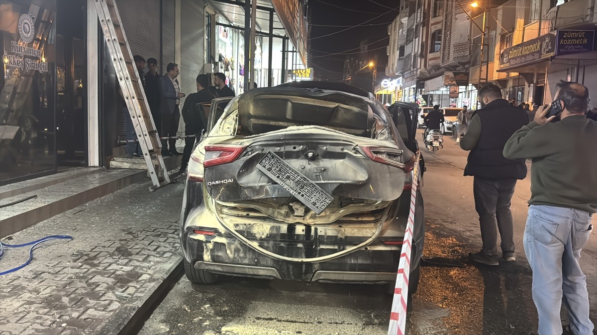 Gaziantep'in merkez Şehitkamil ilçesinde, park halinde bulunan otomobildeki piknik tüpünün...