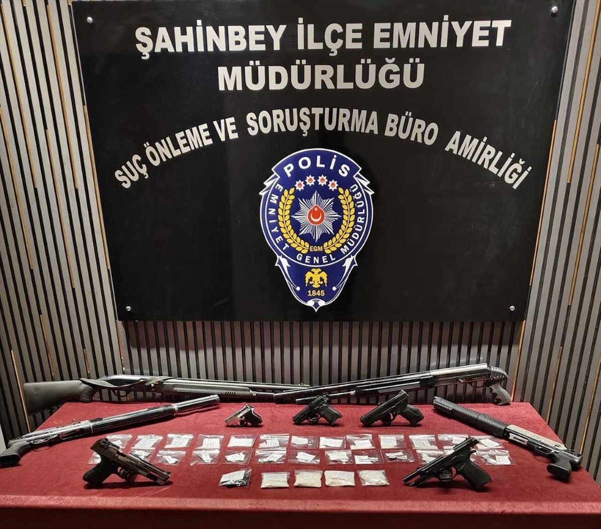 Gaziantep'te düzenlenen uyuşturucu operasyonunda biri aranan hükümlü 4 kişi gözaltına alındı....