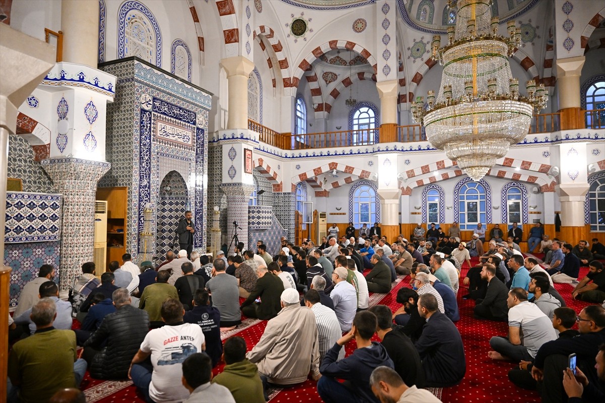 Gaziantep'te İslami Hizmetler İlim Kültür ve Dayanışma Derneği tarafından Hacı Nazire Eruslu...