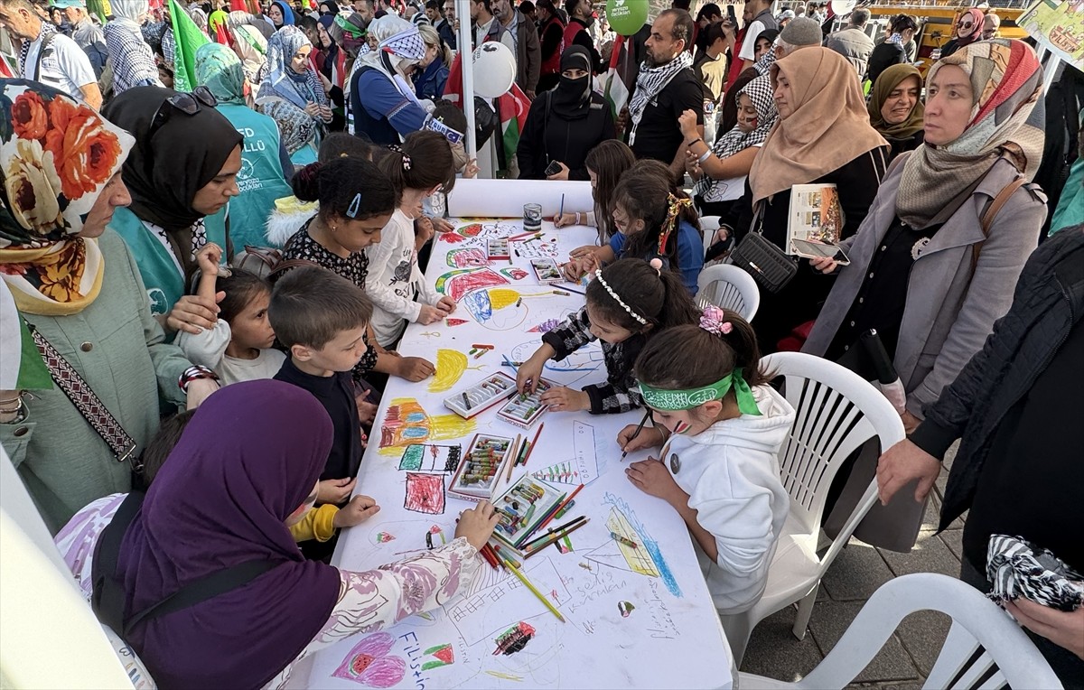 Gazze’deki soykırıma karşı durma ve Uluslararası Özgürlük Filosu'na destek için çocukların çizdiği...