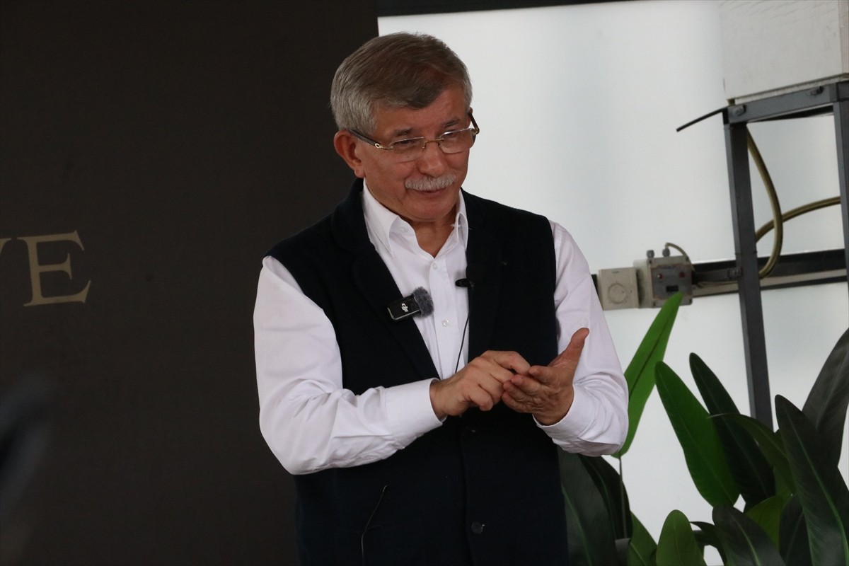 Gelecek Partisi Genel Başkanı Ahmet Davutoğlu, Kayseri'de bir kafede düzenlenen "Küresel Vicdan"...