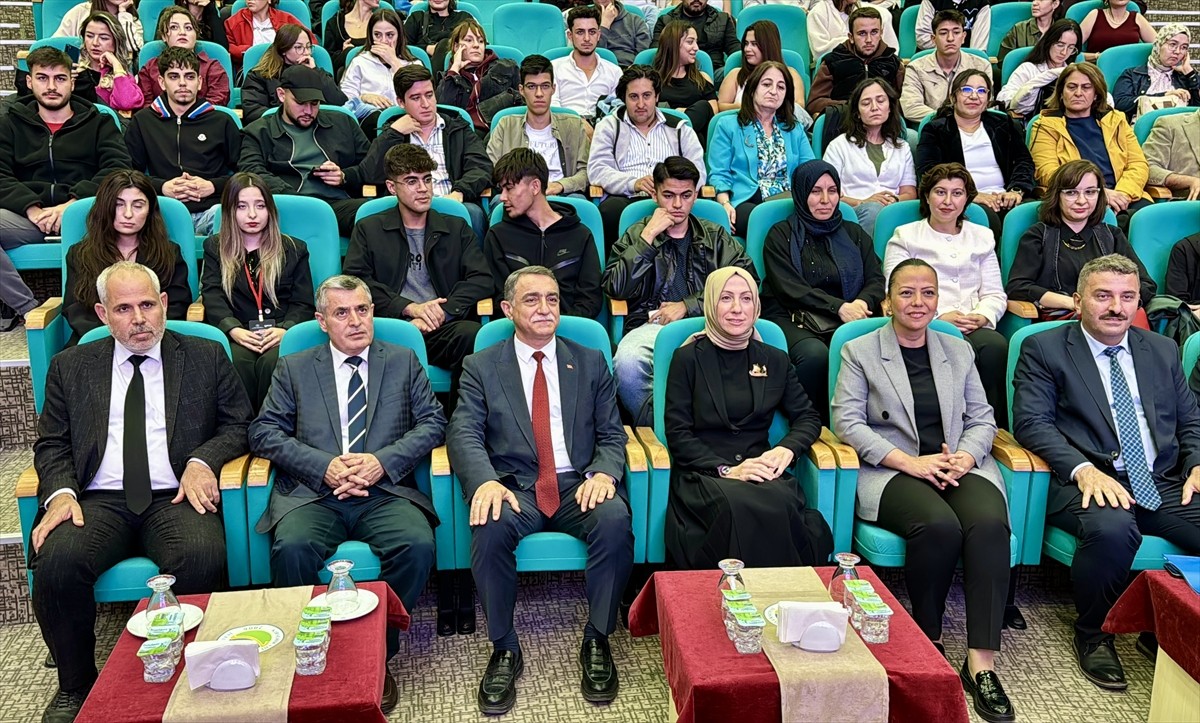 Gençlik ve Spor Bakan Yardımcısı Safa Koçoğlu (sağ 3), Kırşehir Ahi Evran Üniversitesi (KAEÜ) Ahi...