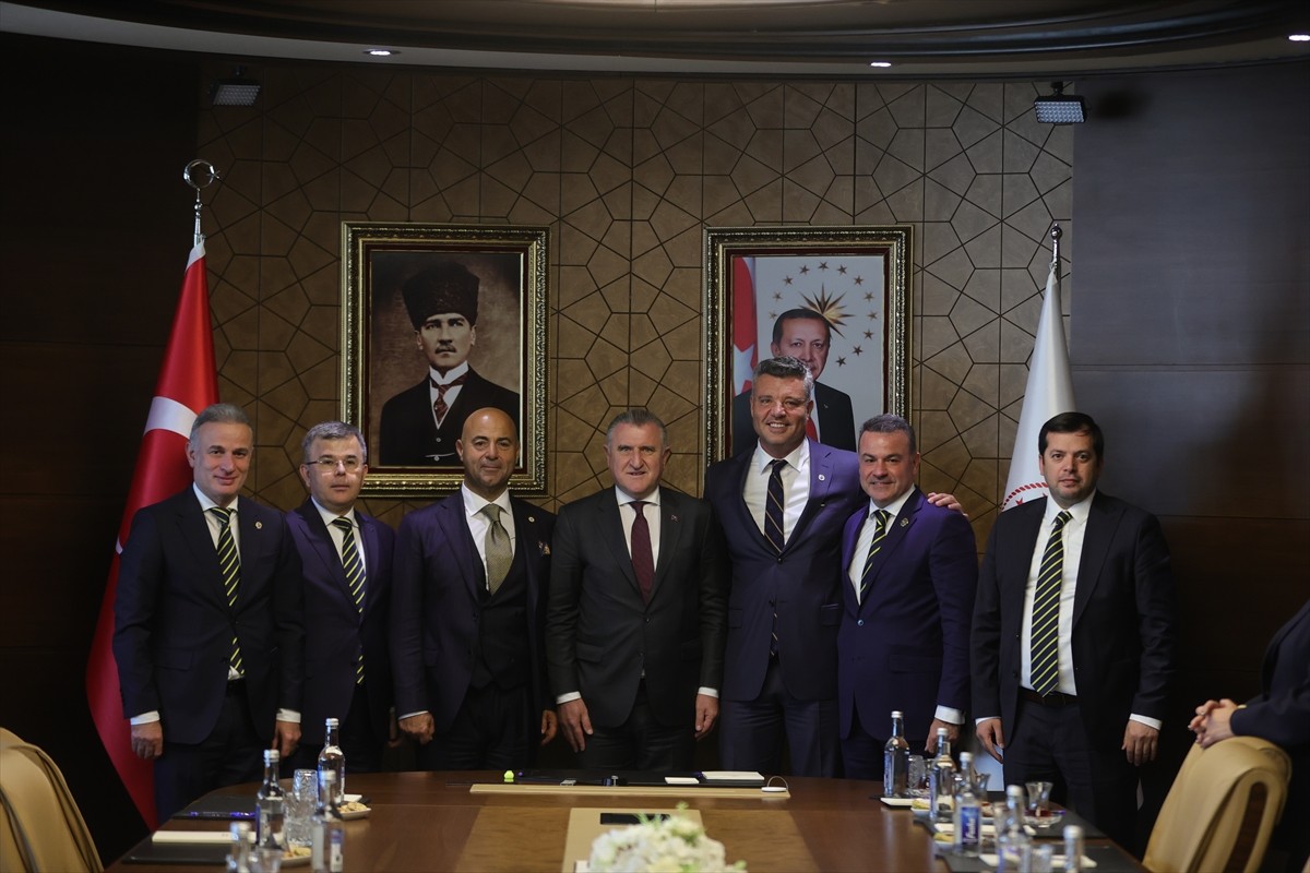 Gençlik ve Spor Bakanı Dr. Osman Aşkın Bak (ortada), Fenerbahçe Kulübü başkanlığına seçilen...