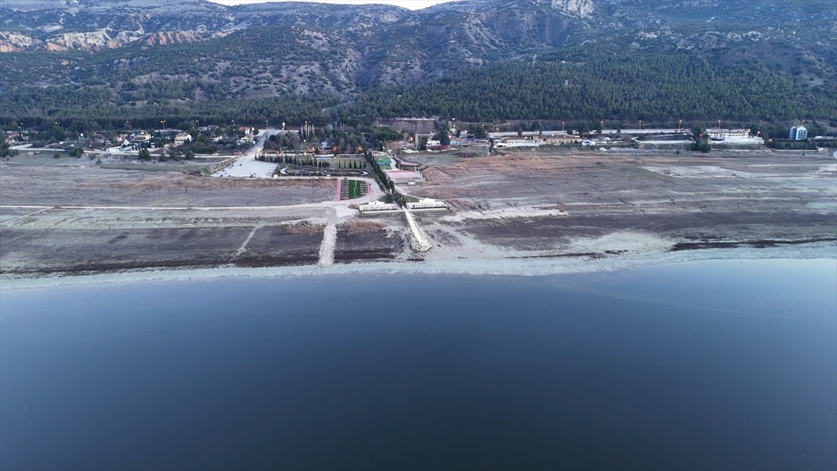 Göller Yöresi'nde yer alan Burdur Gölü'nün, iklim değişikliği ve yoğun su kullanımı gibi...