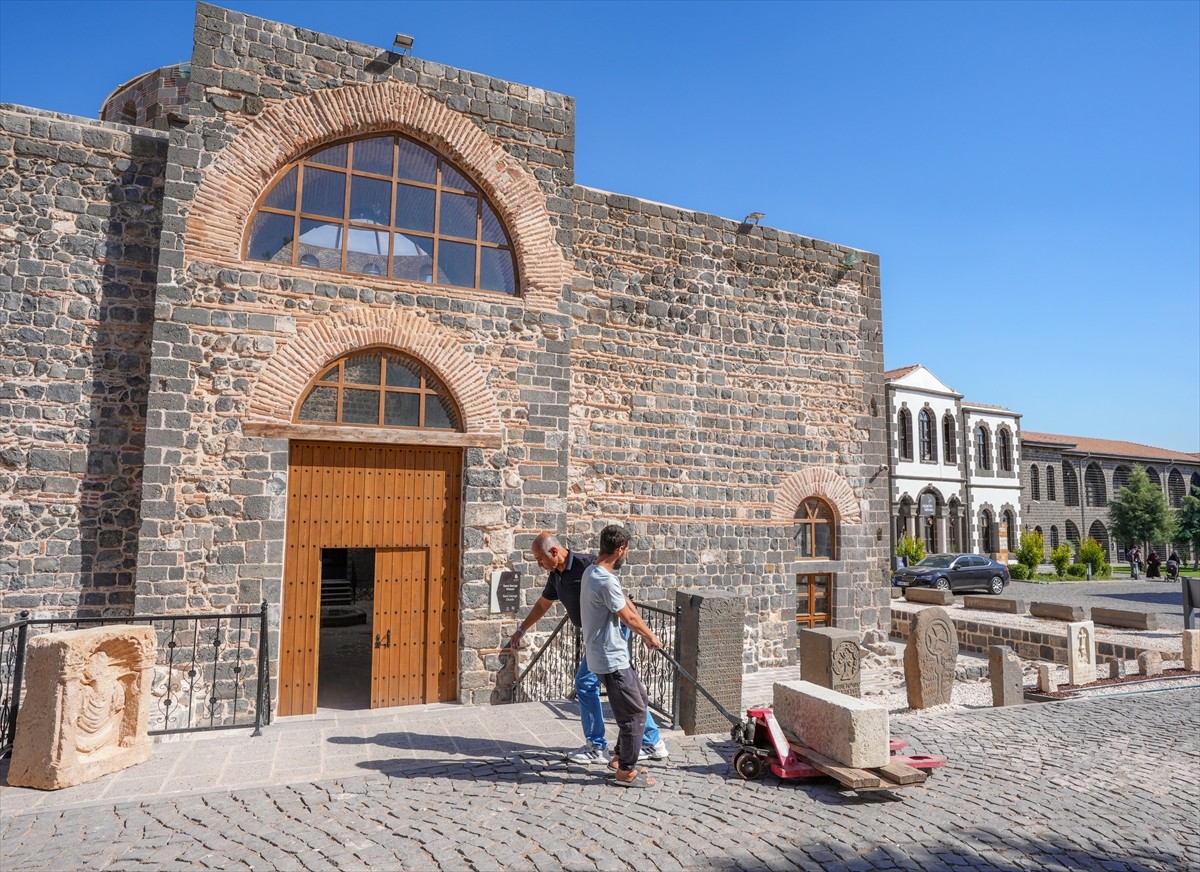 Hani ilçesinde inşaat kazısı sırasında bulunan 1 metre yüksekliğinde 30 santimetre genişliğinde...