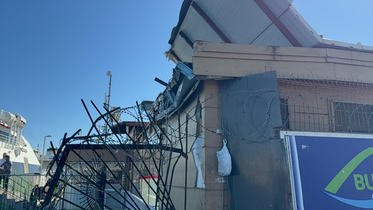 Harem-Sirkeci seferini yapan arabalı vapur, Sirkeci'de demirli başka bir vapura ve iskeleye...