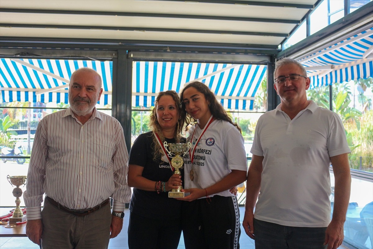 Hatay'da 5. İskenderun Körfezi Açık Deniz Yüzme Maratonu'nu tamamlayan Elif Berke, kupa ve...