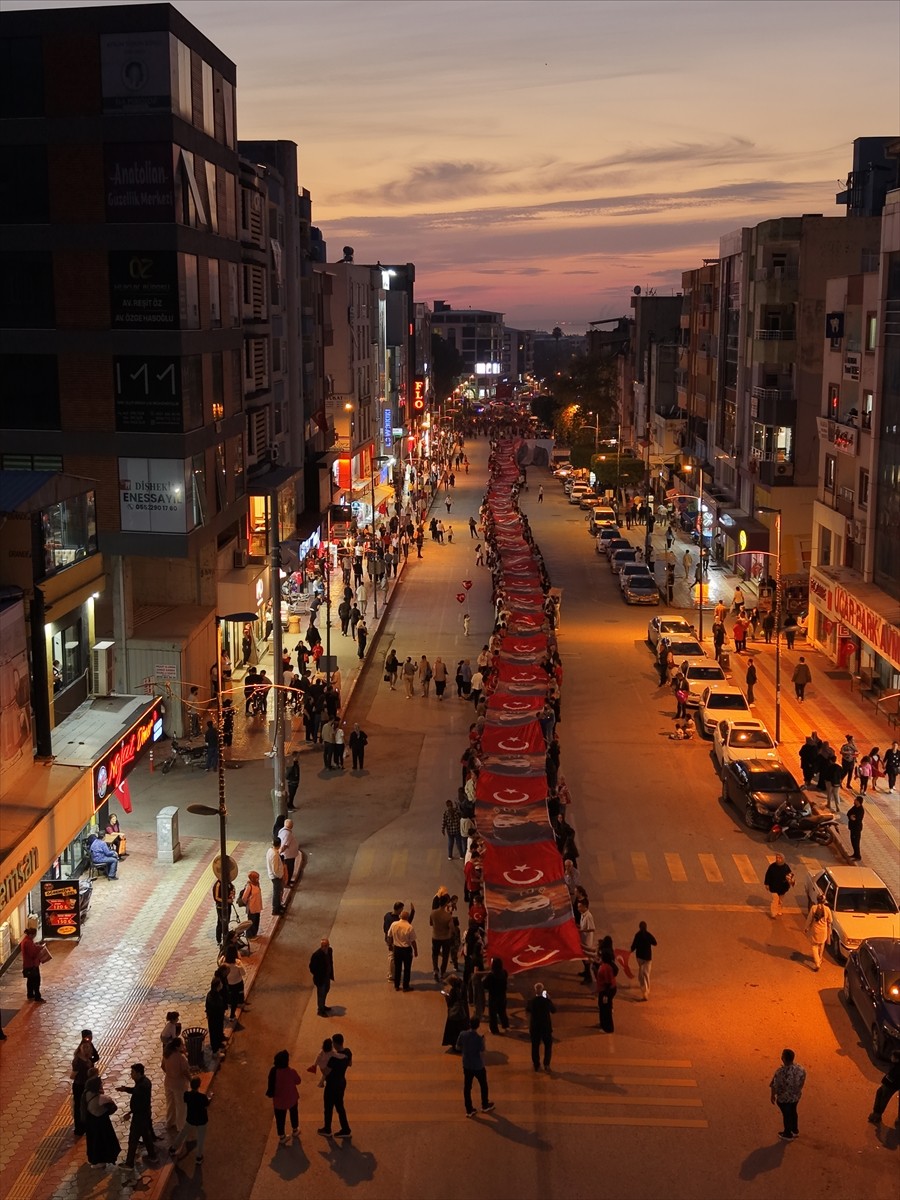 Hatay'ın Dörtyol ilçesinde Cumhuriyet'in 102. yıl dönümü dolayısıyla 400 metre uzunluğundaki Türk...