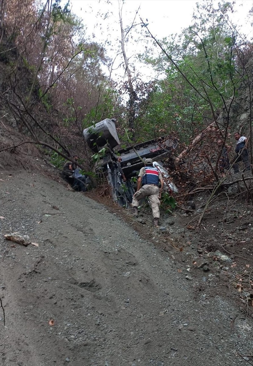Hatay'ın Dörtyol ilçesinde toprak kayması sonucu uçuruma yuvarlanan kepçenin operatörü yaşamını...