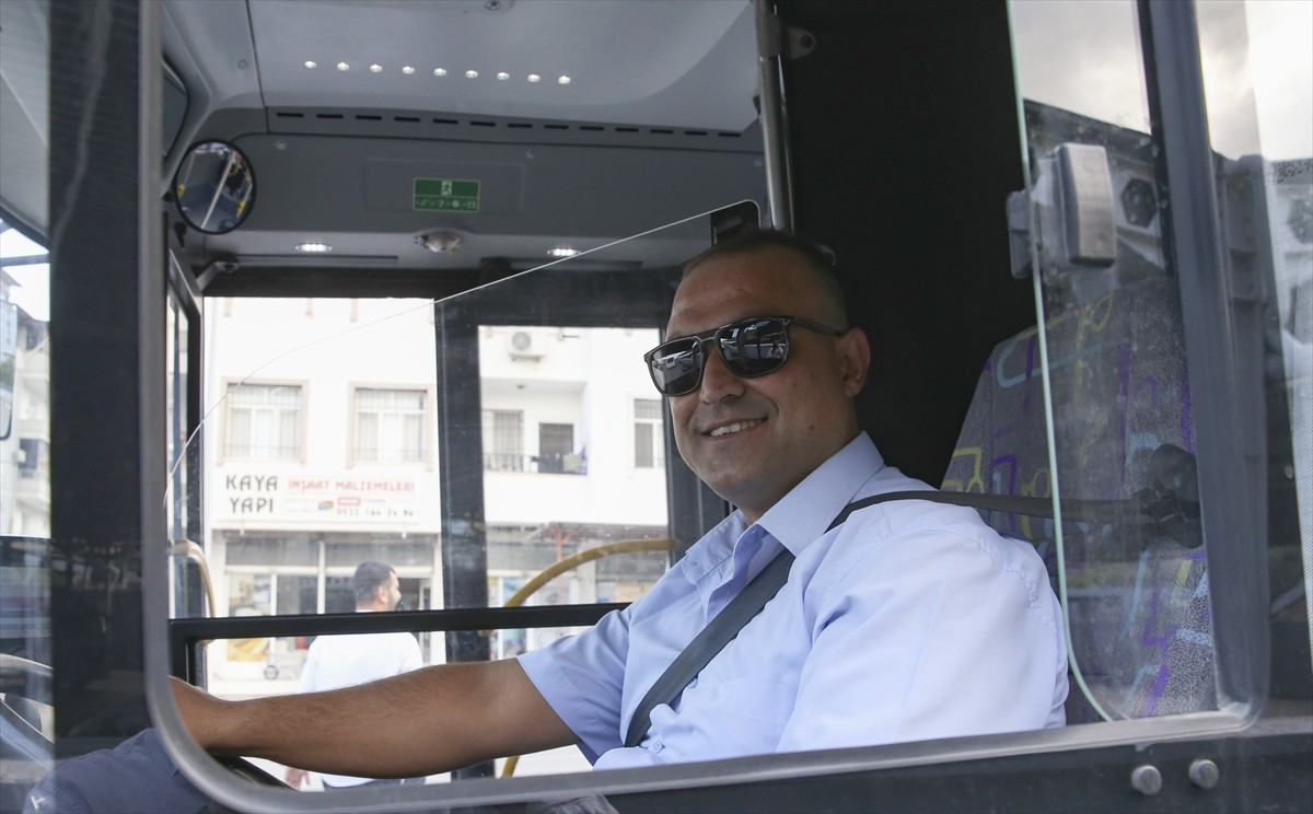 Hatay'ın İskenderun ilçesinde halk otobüsü şoförü Ümit Tosun, aracında unutulan ve içinde 103 bin...