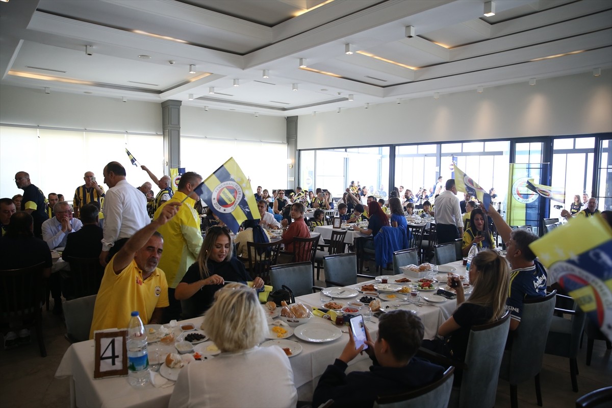 Hatay'ın İskenderun ilçesinde yakalandığı beyin kanserini tedavi sonucu atlatan Fenerbahçeli 3...