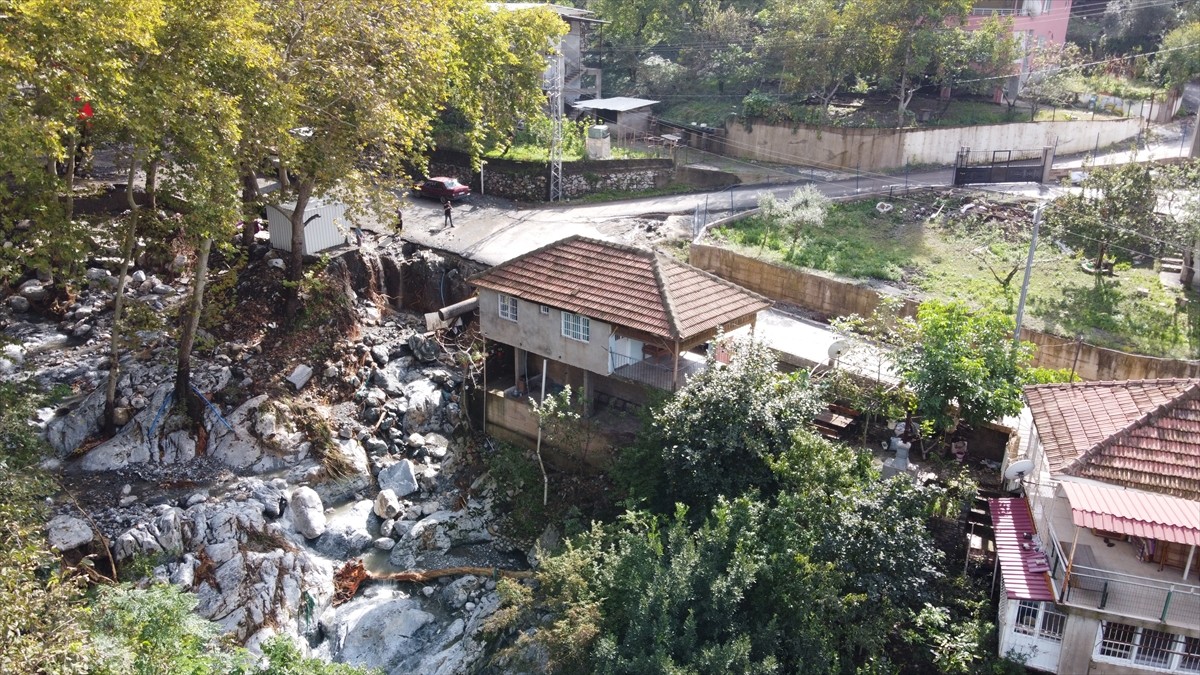 Hatay'ın Payas ilçesinde dün etkili olan sağanak nedeniyle zarar gören mahallelerde temizlik ve...