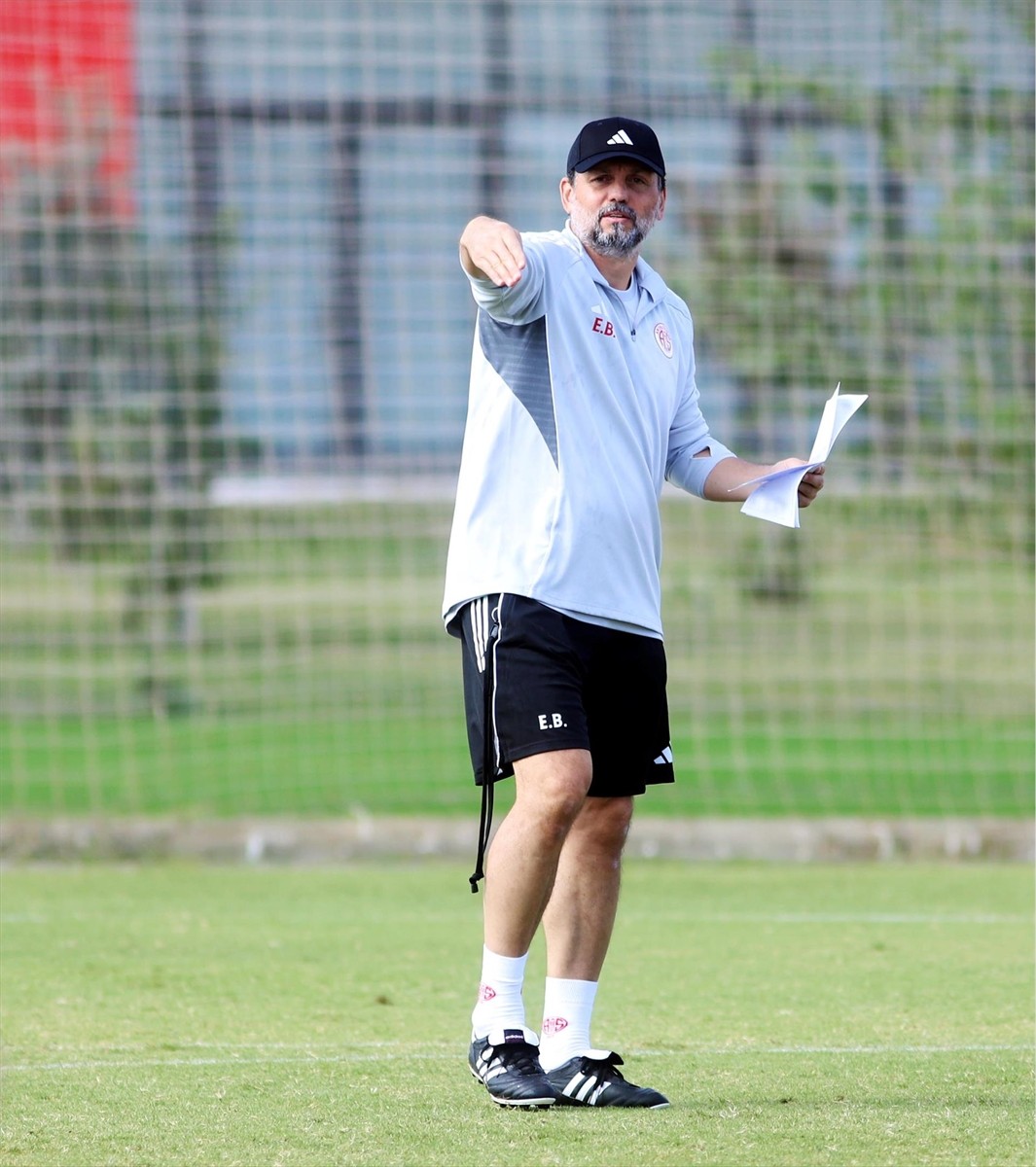 Hesap.com Antalyaspor, Trendyol Süper Lig'in 10. haftasında RAMS Başakşehir ile yapacağı maçın...