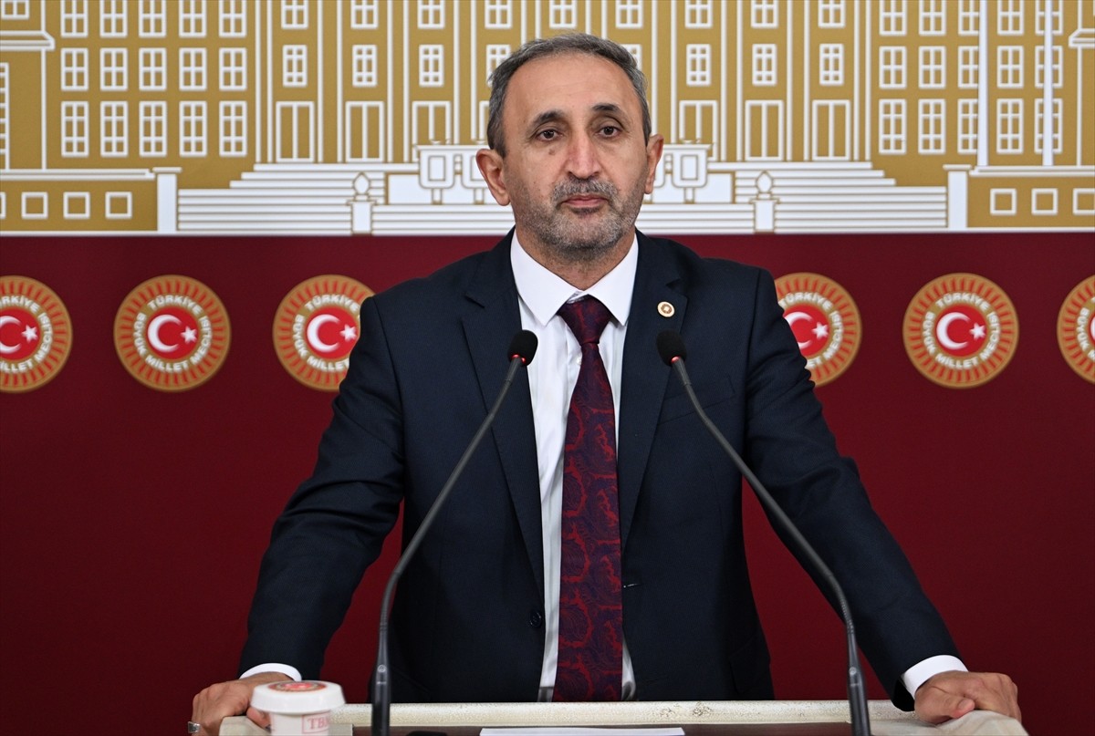 HÜDA PAR Genel Başkan Vekili ve Gaziantep Milletvekili Şahzade Demir, Meclis'te düzenlediği basın...