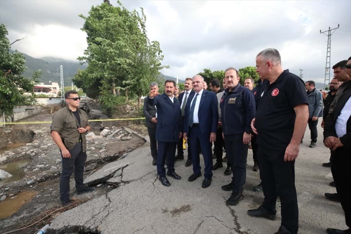 İçişleri Bakan Yardımcısı Münir Karaloğlu (sağ3), Hatay'ın Payas ilçesinde sağanaktan etkilenen...