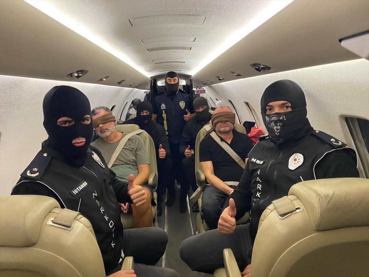 İçişleri Bakanı Ali Yerlikaya, kırmızı bültenle uluslararası seviyede aranan "Don Vito" lakaplı...