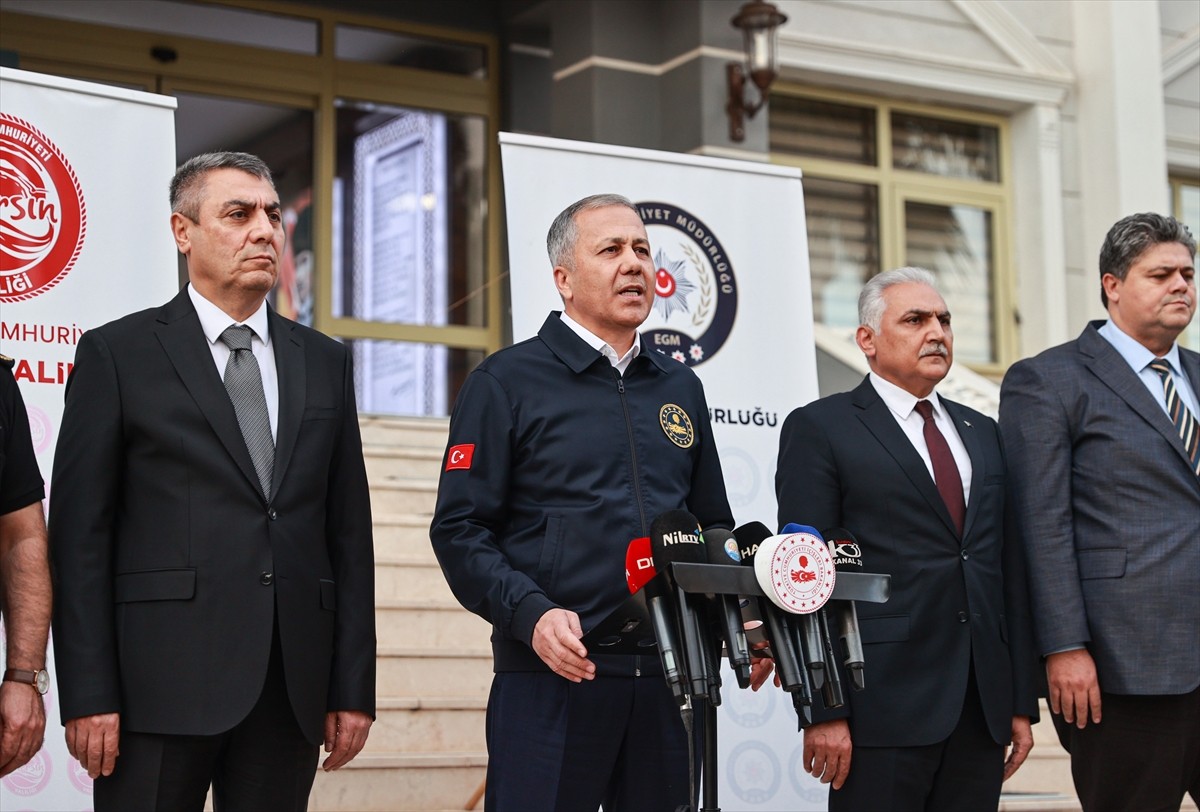 İçişleri Bakanı Ali Yerlikaya (sol 3), Mersin merkezli 10 ilde düzenlenen "Narkokapan Mersin"...