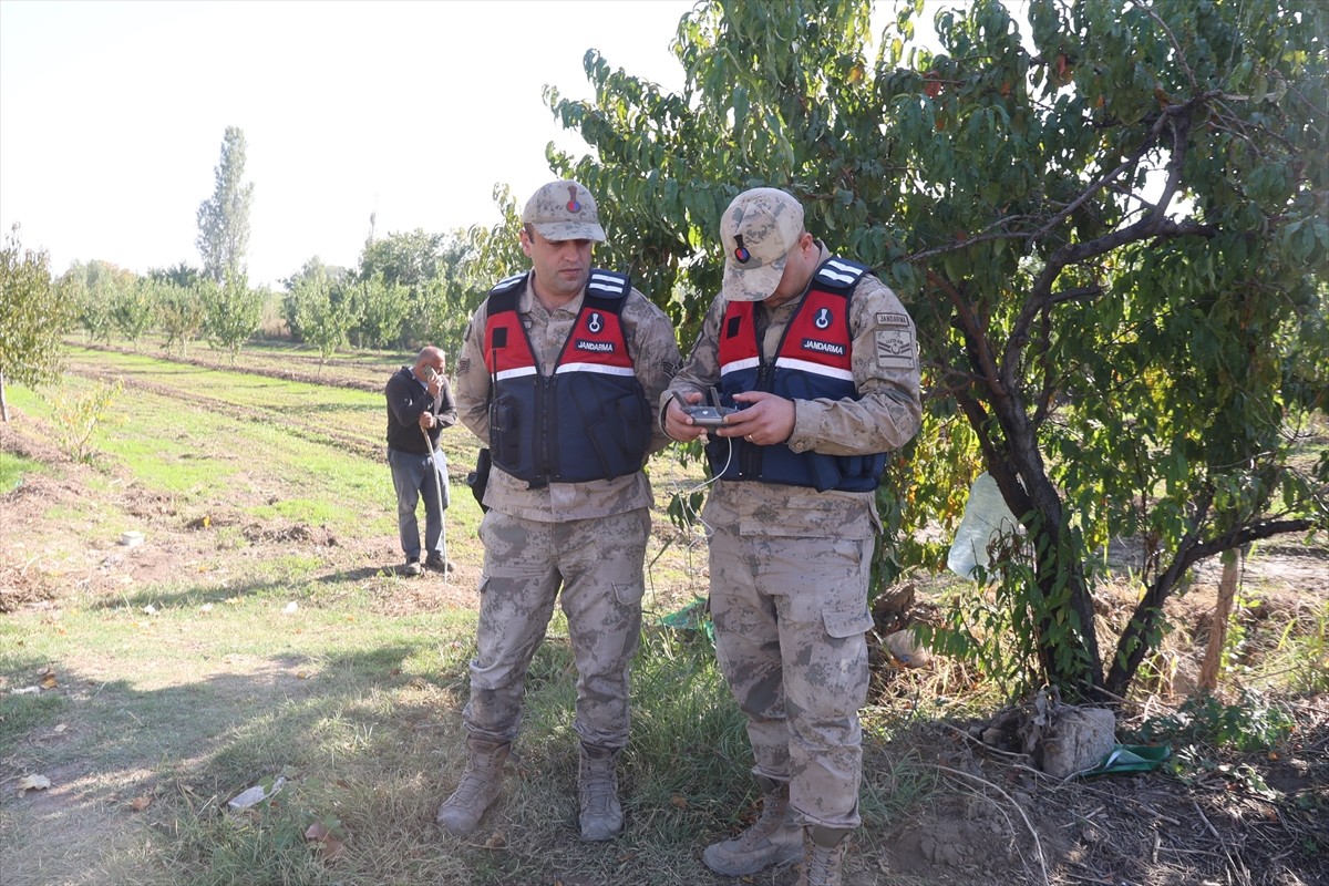 Iğdır'ın Küllük köyünde 8 gündür haber alınamayan 80 yaşındaki Alzheimer hastası emekli öğretmenin...