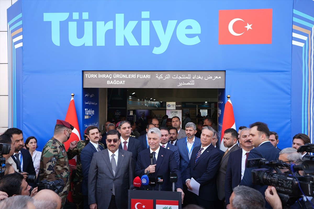 Irak Ticaret Bakanı Etir Davud Selman ve Bağdat'ı ziyaret eden Ticaret Bakanı Ömer Bolat, (ortada)...