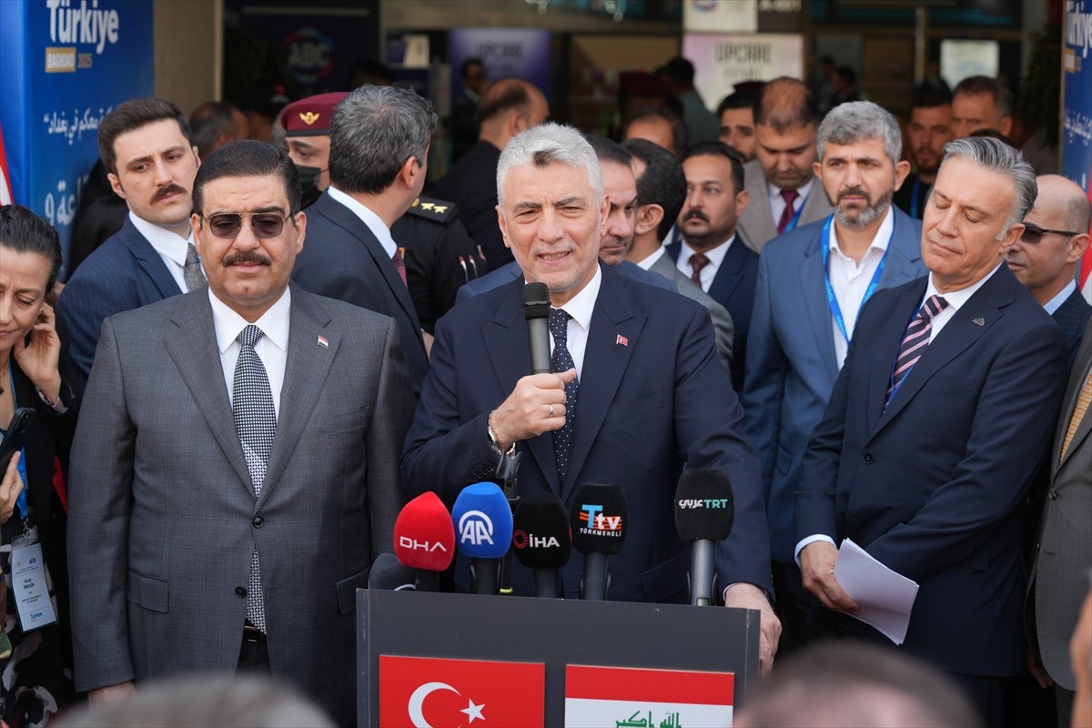 Irak Ticaret Bakanı Etir Davud Selman ve Bağdat'ı ziyaret eden Ticaret Bakanı Ömer Bolat, (ortada)...