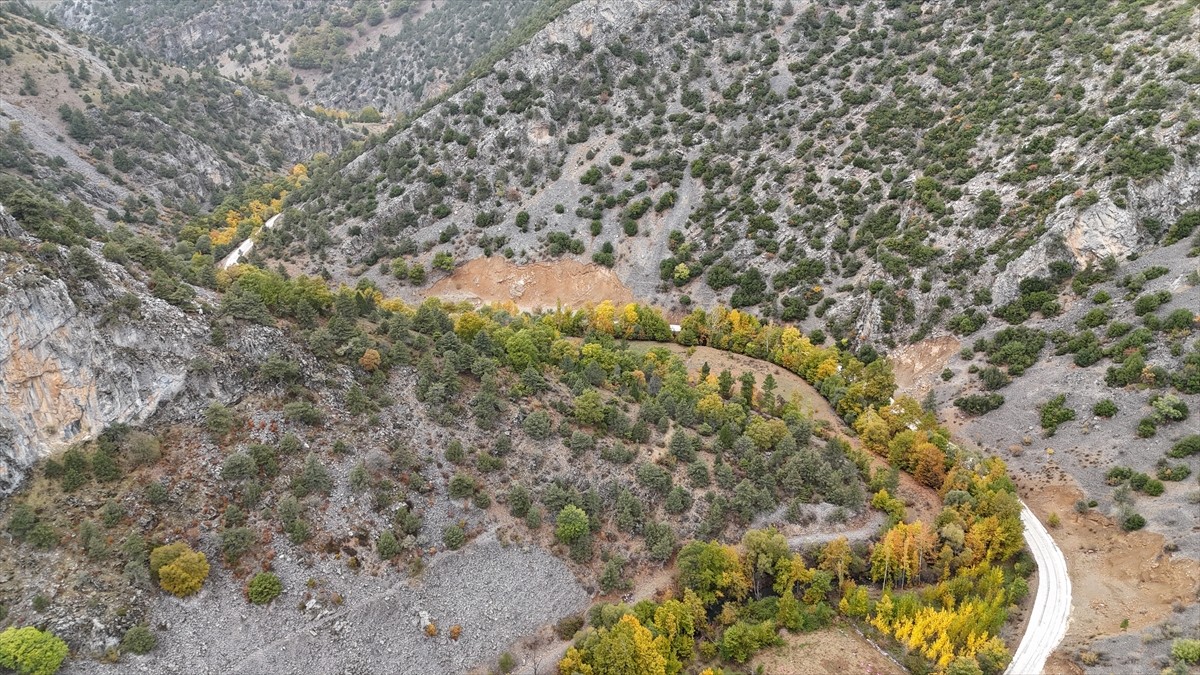 Isparta'nın Aksu ilçesinde Türkiye'nin gezilebilir en uzun mağaralarından Zindan Mağarası'nın...
