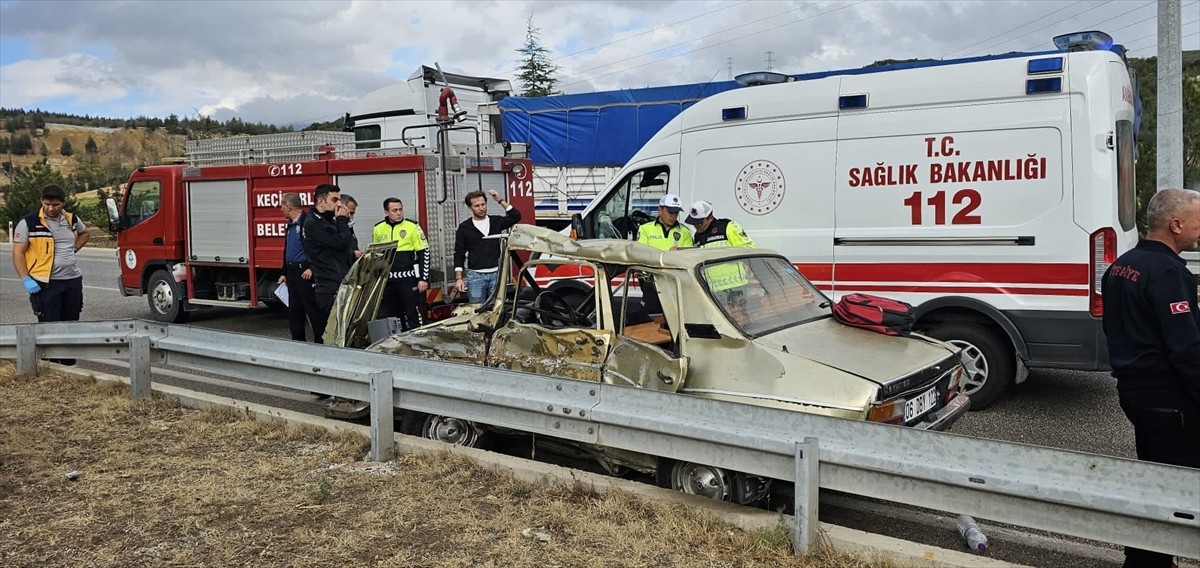Isparta'nın Keçiborlu ilçesinde iki otomobil ve tırın karıştığı kazada 2 kişi hayatını kaybetti, 3...