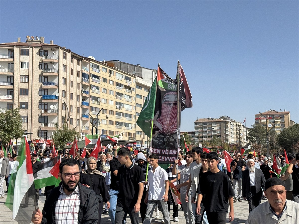 İsrail'in Gazze ve Küresel Sumud Filosu'na yönelik saldırıları Elazığ'da düzenlenen "Gazze...