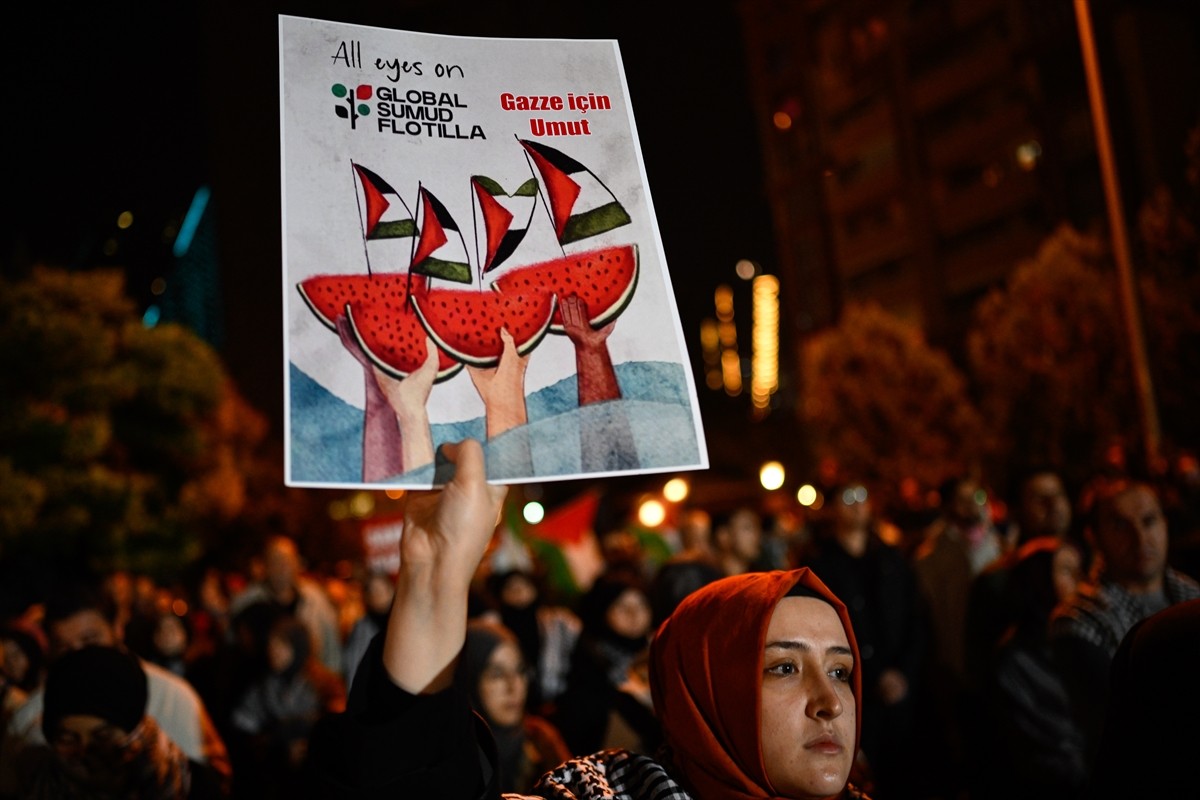 İsrail'in, insani yardım ulaştırmak için Gazze'ye yol alan Küresel Sumud Filosu'na saldırısı...