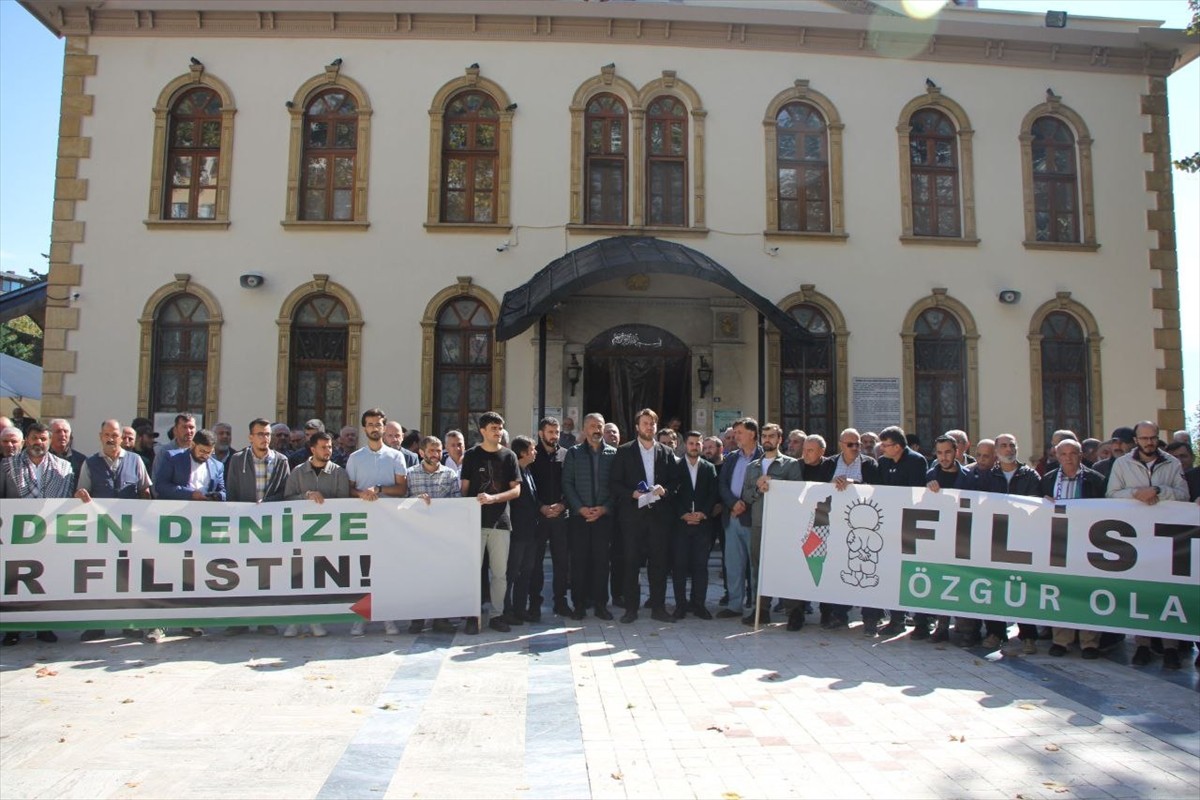 İsrail'in Özgürlük Filosu Koalisyonu'ndaki gemilere saldırısı, Kocaeli'de protesto edildi.