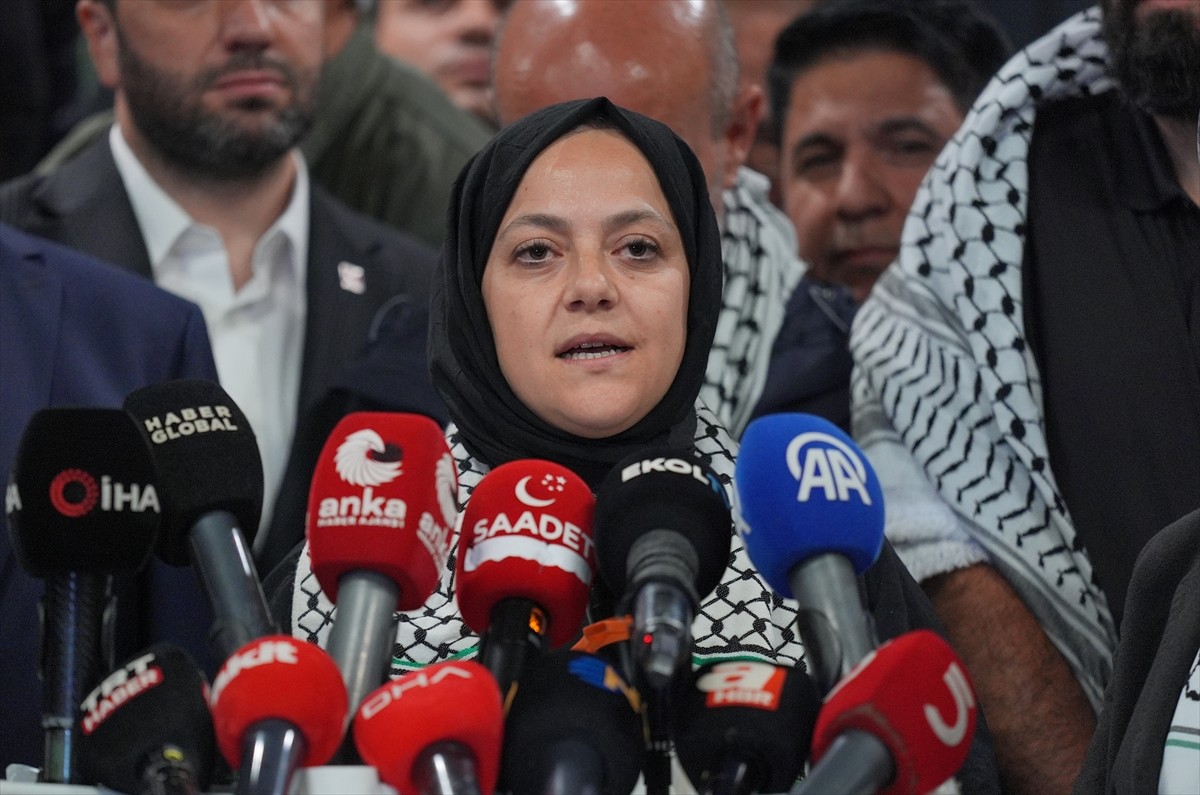 İsrail'in yasa dışı şekilde el koyduğu Özgürlük Filosu Koalisyonu'ndaki gemide yer alan...