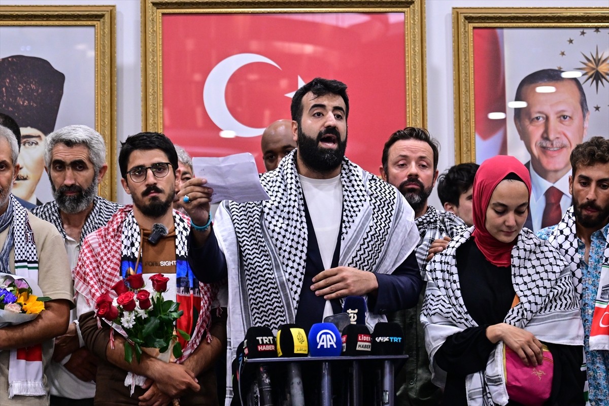 İsrail’in yasa dışı şekilde alıkoyduğu Küresel Sumud Filosu’ndaki Türk ve diğer ülke vatandaşları...