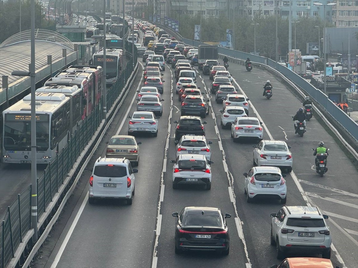 İstanbul'da haftanın üçüncü iş gününde ana arterler, caddeler ve ara yollarda trafik yoğunluğu...