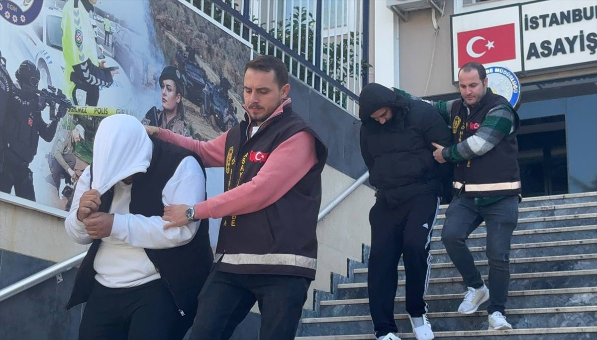 İstanbul'un Kadıköy ve Ümraniye ilçelerinde motosiklet çaldığı iddiasıyla gözaltına alınan 2...