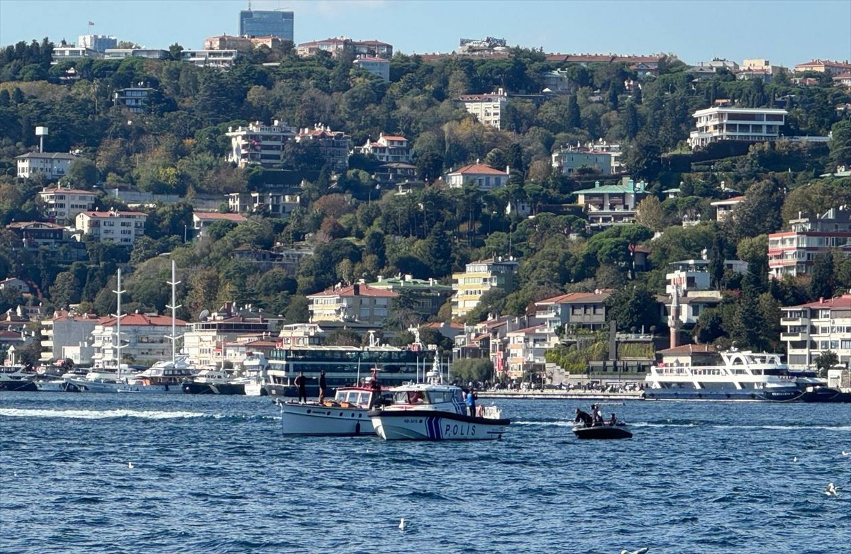 İstanbul Boğazı'nda tekne ile çarpışan kanodaki 4 kişi, deniz polisi tarafından sudan...