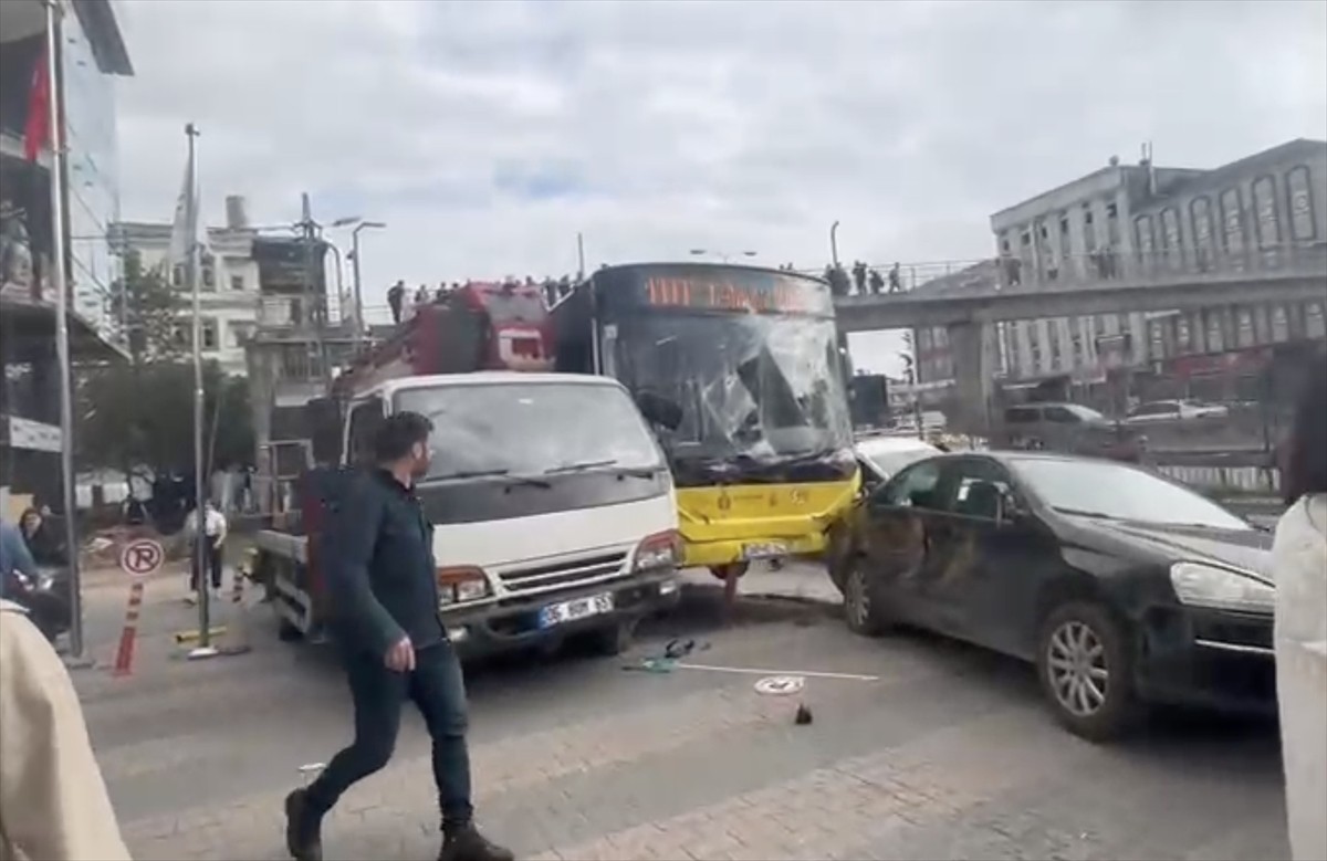İstanbul Çekmeköy'de özel halk otobüsünün karıştığı zincirleme trafik kazasında 4 kişi...
