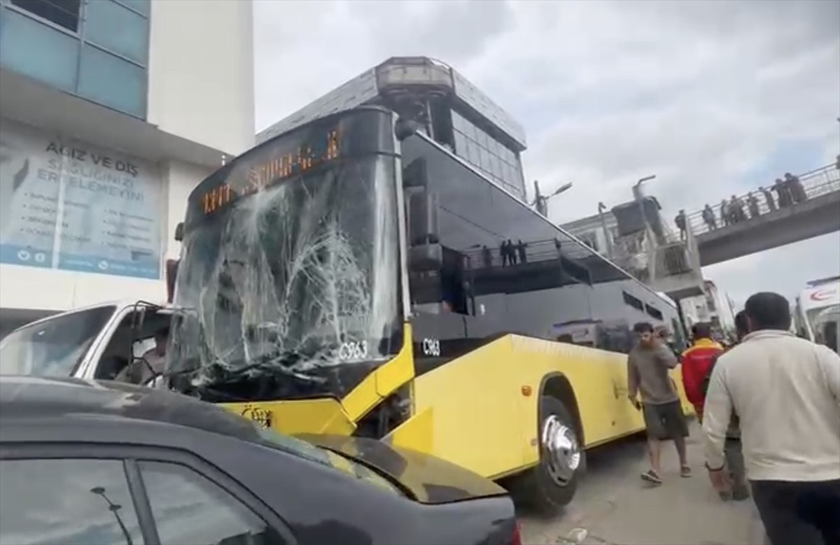 İstanbul Çekmeköy'de özel halk otobüsünün karıştığı zincirleme trafik kazasında 4 kişi...