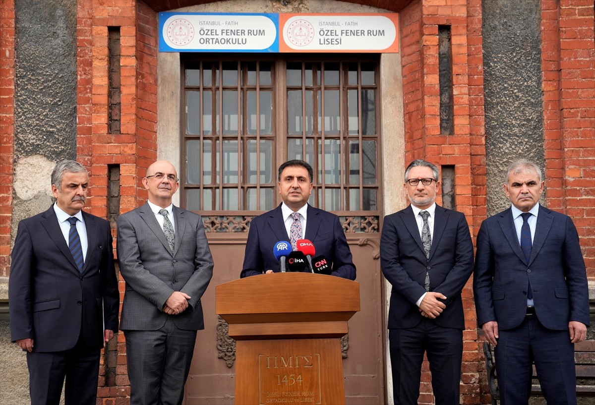 İstanbul İl Milli Eğitim Müdürü Murat Mücahit Yentür (ortada), Fatih'te bulunan Fener Rum...