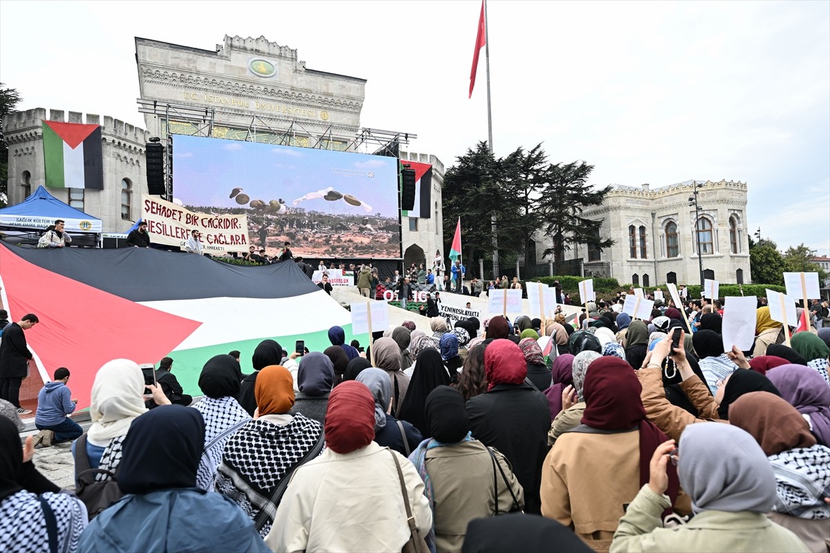 İstanbul Üniversitesi akademisyen ve öğrencilerince, İsrail'in Gazze'ye yönelik saldırılarını...