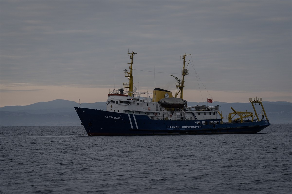 İstanbul Üniversitesi Deniz Bilimleri ve İşletmeciliği Enstitüsünden bilim insanları, R/V ALEMDAR...