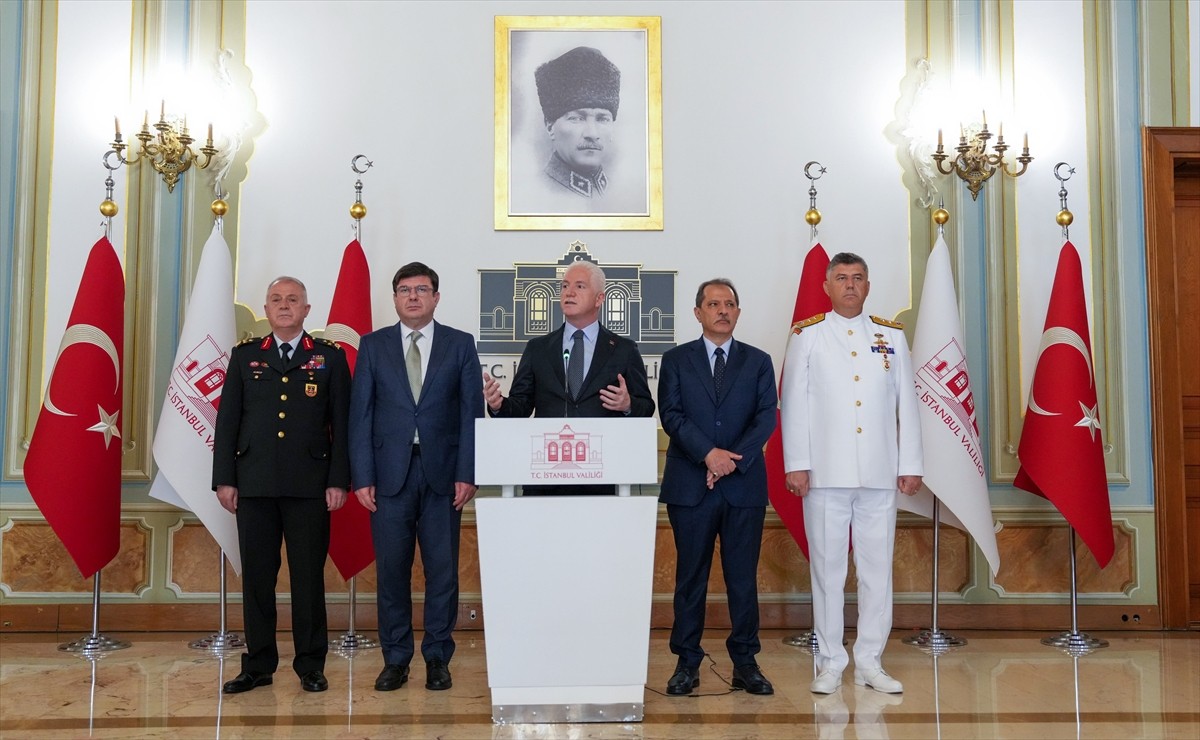 İstanbul Valisi Davut Gül, Fatih'teki Valilik binasında gerçekleştirilen emniyet verileri aylık...