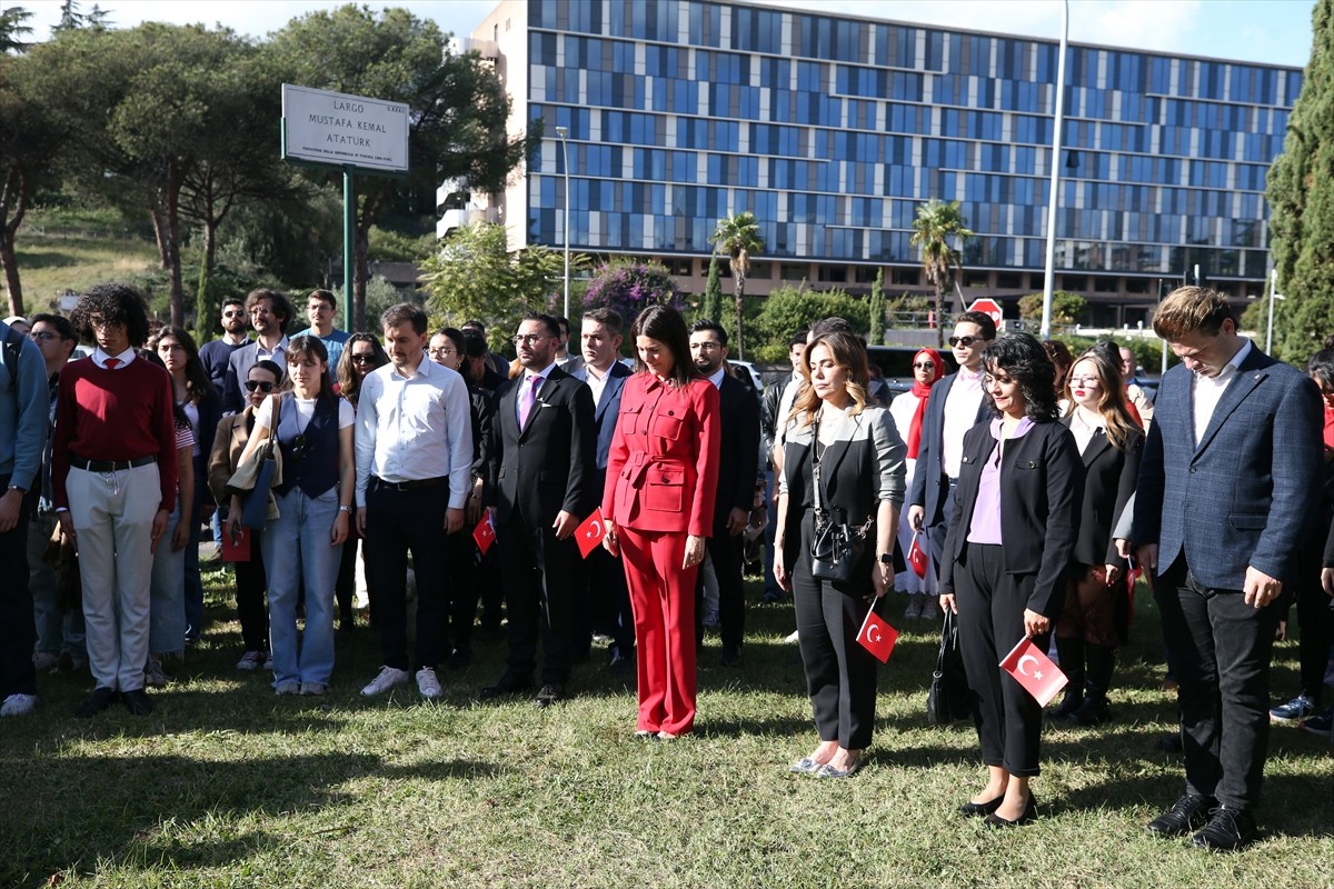 İtalya'da yaşayan Türk öğrenciler, Roma'da Cumhuriyet Bayramı'nı kutladı. Roma merkezli...